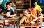 Phụ nữ cao tuổi góp sức dựng xây đất nước 