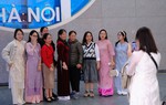 Người dân Hà Nội xúng xính váy hoa đi du xuân bằng tàu điện, thích thú ngắm nhìn thành phố từ trên cao