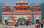 Đầu năm mới, người dân tấp nập đổ về đền thờ Quốc mẫu Tây Thiên