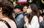 “Biển người" đổ về Phủ Tây Hồ, chen chân vái vọng cầu bình an ngày đầu năm