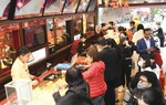 Nhân viên bán vàng "không kịp nghỉ tay" vì người dân xếp hàng mua đông nghịt trước ngày vía Thần tài 