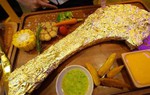 Bánh, thịt bò dát vàng "cháy hàng" trước nhu cầu "ăn vàng vào miệng" lấy may ngày vía Thần tài