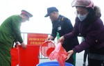 Người dân Hà Nội loay hoay tìm chỗ "tiễn" ông Táo trong sương mù