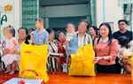 Hội LHPN tỉnh Bình Dương thăm, tặng quà Tết cho các cháu là con phạm nhân theo mẹ vào trại giam 