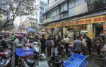 Chợ nhà giàu phố cổ Hà Nội tấp nập người xếp hàng, chen chân mua đồ lễ ngày Táo quân