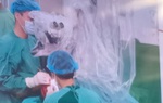 Nữ công nhân bị máy kéo sợi cuốn lóc toàn bộ da đầu