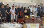 Bắt quả tang 3 nữ và 11 nam đang say sưa "xóc đĩa"