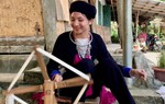 Phụ nữ người Dao Họ bảo tồn nghề dệt gắn với phát triển hàng hóa