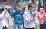 TPHCM: Người dân mướt mồ hôi thắp nhang lễ chùa giữa trưa nắng 37 độ C 