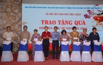 TPHCM: Tặng quà cho hội viên, phụ nữ và thanh niên người Hoa có hoàn cảnh khó khăn