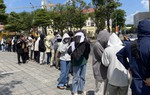 Người Đà Nẵng đội nắng xếp hàng nửa ngày chờ mua vé xem "Đào, phở và piano"