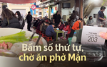 Hà Nội: Người dân xếp hàng bấm số thứ tự, chờ nửa tiếng để được ăn tô phở mặn Gầm Cầu