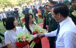 Thanh niên TPHCM rạng rỡ lên đường nhập ngũ, người thân bịn rịn, tự hào