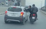 2 thanh niên đi xe máy tạt đầu ô tô, đánh người ở đường Vành đai 2 trên cao khai gì?