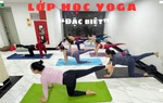 Lớp học Yoga đặc biệt ở hành lang chung cư