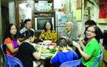 Hà Nội: Gia đình tứ đại đồng đường phải xếp hàng chúc Tết, ăn cỗ như ăn buffet