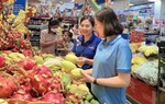 Thị trường Tết Giáp Thìn: Nguồn cung hàng hóa dồi dào, sức mua tăng khoảng 30%.