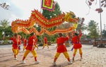 Đội múa rồng nữ quê hương Thánh Gióng chào xuân Giáp Thìn 2024