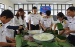 Bộ đội hải quân, kiểm ngư thi gói bánh chưng khi đón Tết xa nhà 