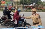 Cảnh sát giao thông Hà Nội "xuyên đêm, xuyên Tết" tiếp sức người dân về quê ăn Tết