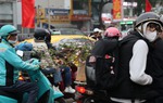Kết thúc ngày làm cuối cùng của năm, dòng người hối hả rời Hà Nội trước kỳ nghỉ Tết