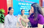 Tặng quà Tết cho phụ nữ làm công việc thu gom phế liệu