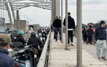 Hàng trăm người theo dõi cuộc tìm kiếm 4 mẹ con nghi nhảy cầu: "Thật may mắn khi không xảy ra sự việc thương tâm..." 