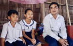 Mẹ đột ngột qua đời để lại 2 con nhỏ mồ côi cho người cha bệnh tật: "Con không muốn nghỉ học"