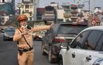 Cảnh sát giao thông Hà Nội ra quân hướng dẫn đi đúng làn trên các cầu dẫn vào trung tâm thành phố