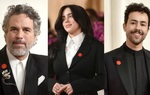 Lý do một loạt ngôi sao đeo ghim đỏ trên áo tại Lễ trao giải Oscar 2024