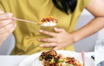 Nguyên nhân khiến bạn bị đau bụng sau khi ăn