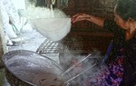 Hơn nửa thế kỷ gắn bó với chiếc bánh tráng di sản