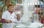 Cụ bà tuổi 80 trổ tài tráng bánh phở tươi Vân Cù