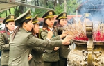 Phụ nữ Công an Hà Tĩnh dâng hương tại Khu di tích Ngã ba Đồng Lộc 
