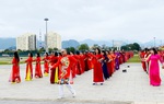 Những người đàn ông mặc áo dài hòa mình vào điệu nhảy dân vũ cùng chị em phụ nữ