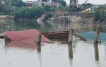 Những hình ảnh đáng sợ từ hiện trường ngôi nhà 2 tầng sập đổ xuống sông Cầu
