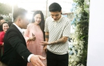 "Mẹ bầu" Doãn Hải My tươi tắn rạng rỡ, được Văn Hậu chăm sóc khi dự đám cưới Quang Hải