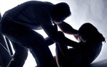 Ngồi trên vỉa hè một mình vào buổi tối, cô gái bị hiếp dâm, cướp tài sản