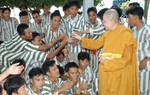 Người bị tạm giam được sử dụng kinh sách để bày tỏ niềm tin tôn giáo