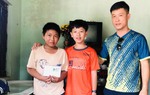 Cho con tham gia giải chạy, ông bố ở Đắk Lắk cùng con tặng quà cho trẻ mồ côi