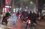Hà Nội: Điều tra nhóm thanh niên dùng xẻng đánh gục người ngay giữa phố 