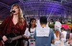 Sang đến tận Singapore rồi vẫn bị lừa đảo, người hâm mộ Việt điêu đứng vì mất hơn 50 triệu đồng 