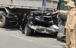 Ô tô con bẹp dúm, nằm lọt gầm xe tải sau tai nạn liên hoàn, 2 người bị thương