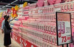 Thị trường 8/3: Hoa tươi không tăng giá, nhiều sản phẩm quà tặng khuyến mại tới 50%