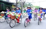 Phụ nữ Đà Nẵng duyên dáng trong tà áo dài đạp xe diễu hành qua các tuyến phố