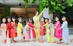 Cô giáo và học sinh cùng diện áo dài đến lớp