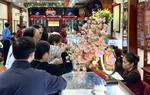 Giá vàng tăng đỉnh, dòng người đổ xô đi mua vàng