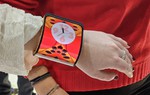 Điện thoại quấn quanh cổ tay như chiếc đồng hồ 