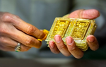 Vàng SJC áp sát 82 triệu đồng, vàng nhẫn tiệm cận 70 triệu đồng