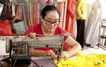 Nghề may áo dài truyền thống chật vật tìm thị trường ngách trước "cơn bão" online